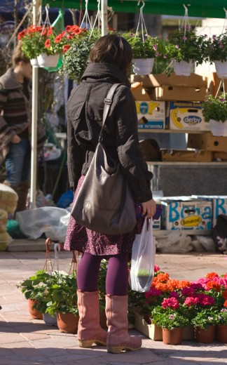 Čizme su vam apsolutni hit, jedino ih ne bi nikako nosili u toj kombinaciji, Probajte na kargo pantalone i kratku jaknu sa velikim roze cvetom na reveru....e onda bi to, po nama, bio pogodak....