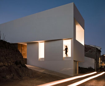 Casa en la Ladera de un Castillo