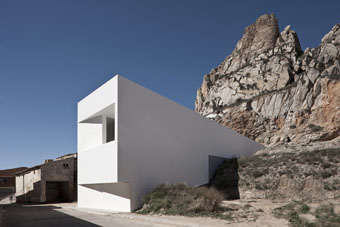 Casa en la Ladera de un Castillo