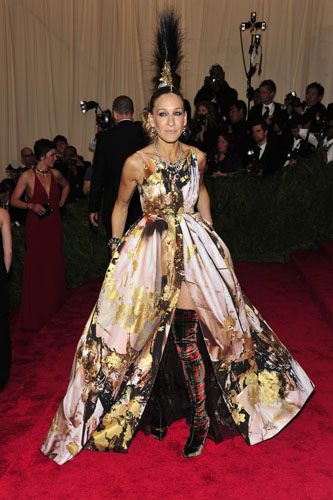 Sarah Jessica Parker nosi GILES DEACON